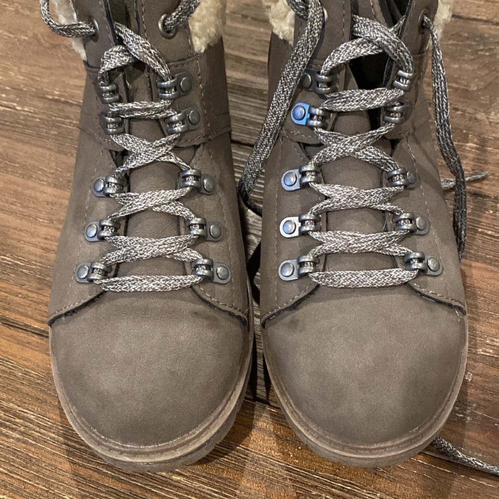 Time And Tru Memory Foam Boots W/ Fur Collar Size… - image 2